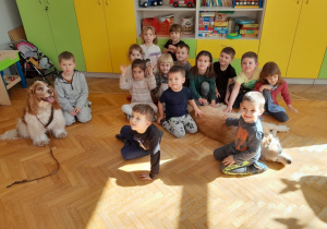 Dzieci podczas zajęć dogoterapii