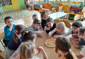 Dzieci degustują wafelki z miodem