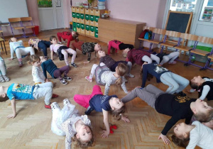 Dzieci ćwiczą pod czujnym okiem trenerki