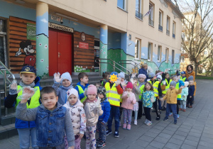 Dzieci podczas akcji "Sprzątamy dla Polski"