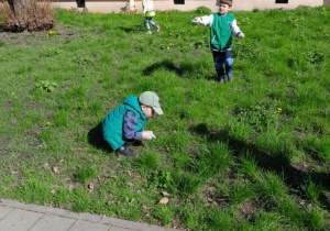 Dzieci sprzątają teren w okolicach przedszkola