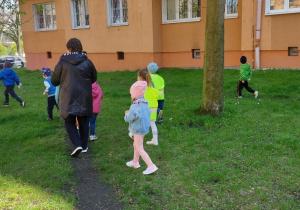 Dzieci podczas akcji "Sprzątamy dla Polski"