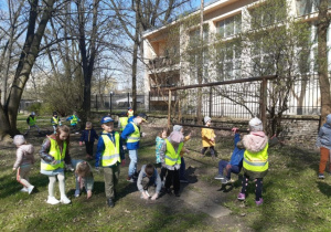 Dzieci sprzątają teren w okolicach przedszkola