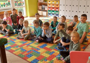 Dzieci podczas warsztatów edukacyjnych z sowami