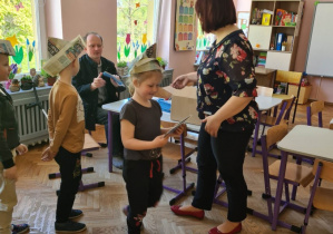 Dzieci otrzymują książki "ONKOprzypowieści"