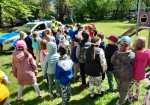 Dzieci zwiedzają wóz policyjny