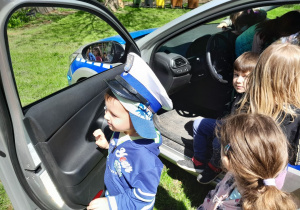 Dzieci zwiedzają wóz policyjny