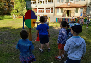 Dzieci podczas zabaw z okazji Dnia Przedszkolaka