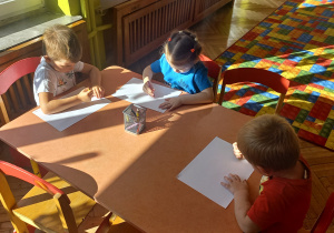 przedszkolaki rysują laurki