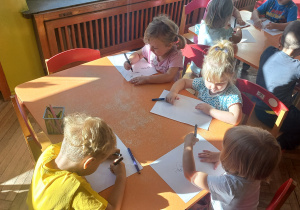 przedszkolaki rysują laurki