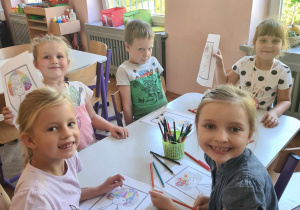 Dzieci malują kropkowy portret
