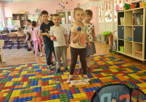 Dzieci podczas zabaw ruchowych