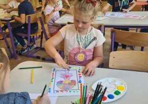 Dzieci malują kropkowy portret