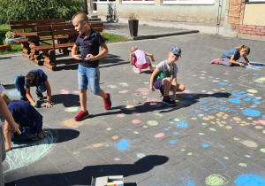 Dzieci malują kolorowe kropki