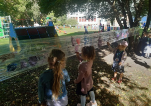 Dzieci malują farbami na folii
