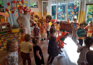 Dzieci młodsze podczas zabaw na balu jesieni