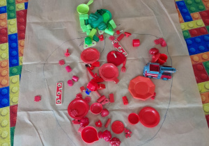 Praca dzieci - pomidor ułożony z zabawek w odpowiednich kolorach