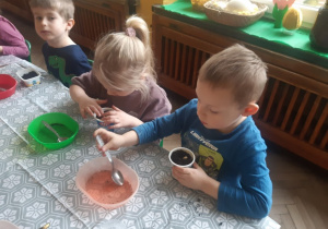 Dzieci sadzą nasiona warzyw