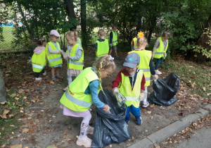 Dzieci podczas akcji "Sprzątanie Świata 2023"