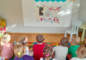 Dzieci oglądają ilustrację w ramach innowacji "Skuteczne Zdziwienie"