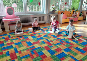 Dzieci podczas zajęć wprowadzających literę "a"