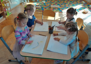 Dzieci rysują w książkach obrazkowych związanych z innowacją "Skuteczne Zdziwienie"
