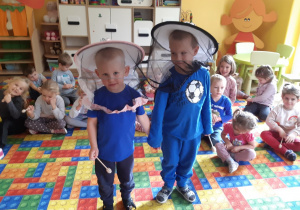 Dzieci w kapeluszu pszczelarskim