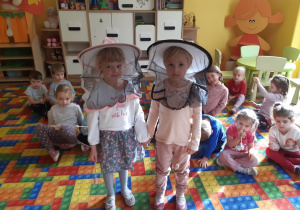 Dzieci w kapeluszu pszczelarskim