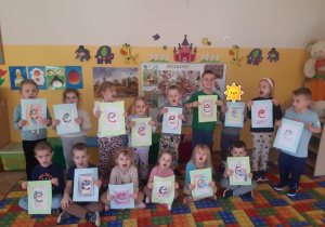 Dzieci prezentują swoje prace - literę "e"