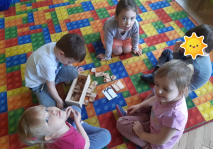 Dzieci konstruują z klocków literę "r"