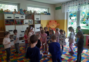 Dzieci podczas zabaw z poznanymi literami