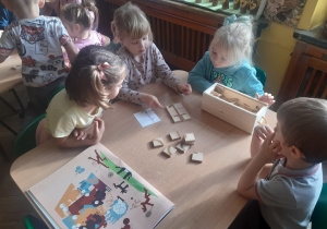 Dzieci konstruują z klocków literę t