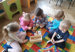 Dzieci konstruują z klocków literę "y"