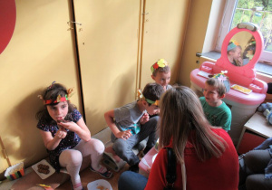 Dzieci jedzą smakołyki podczas pikniku