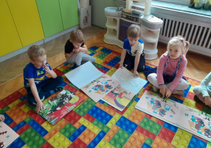Dzieci oglądają ilustracje w książkach obrazkowych