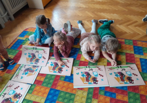 Dzieci oglądają ilustracje w książkach obrazkowych