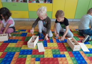 Dzieci konstruują z klocków literę "t"