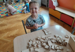 Chłopiec prezentuje skonstruowaną literę "t"