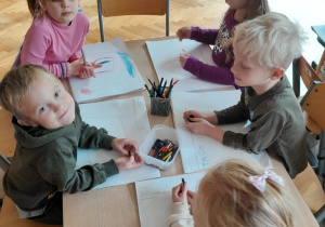 Dzieci rysują w książkach obrazkowych