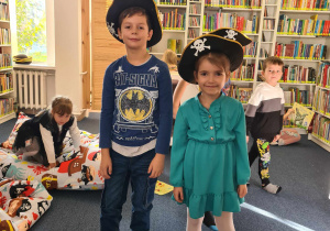 Lila i Antoni w pirackich kapeluszach