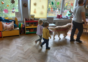Zosia i Leonard wyprowadzają psa na spacer