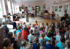 Dzieci podczas audycji muzycznej w przedszkolu