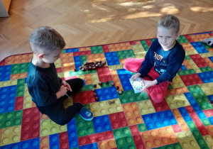 Dzieci układają wzory z kasztanów