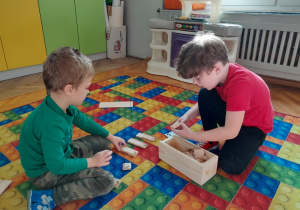 Dzieci konstruują z klocków literę "l"