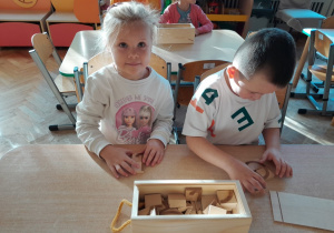 Dzieci konstruują z klocków literę "l"