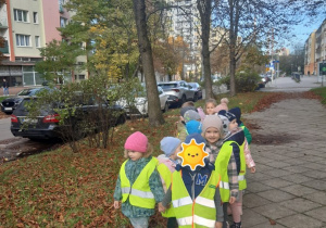 Dzieci podczas spaceru do pobliskiego parku