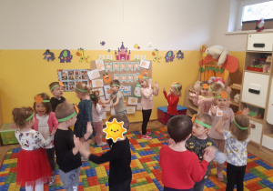Dzieci podczas zabaw ruchowych z okazji Dnia Dyni