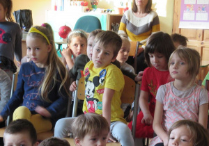 Dzieci na spotkaniu z pisarzem