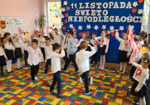 Dzieci śpiewają piosenki patriotycznie i tańczą podczas występu z okazji Dnia Niepodległości