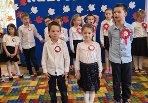 Dzieci recytują patriotyczne wiersze